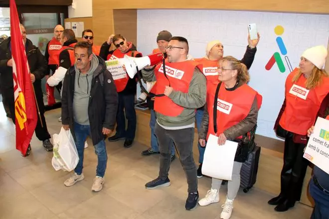 Les fotos de la protesta de CCOO a les oficines de l'ONCE a Girona