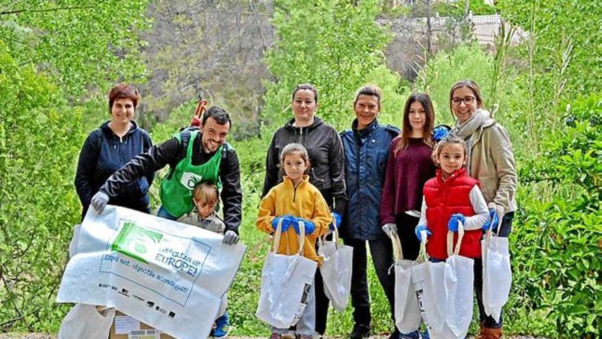 Una jornada de neteja a l&#039;entorn del riu a Súria recull cinc sacs de deixalles