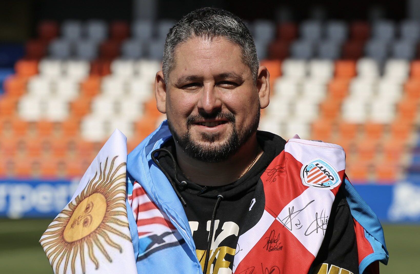 Gonzalo Nicolás Bobadilla posa con la bandera de Argentina y una camiseta del CD Lugo en el Anxo Carro.