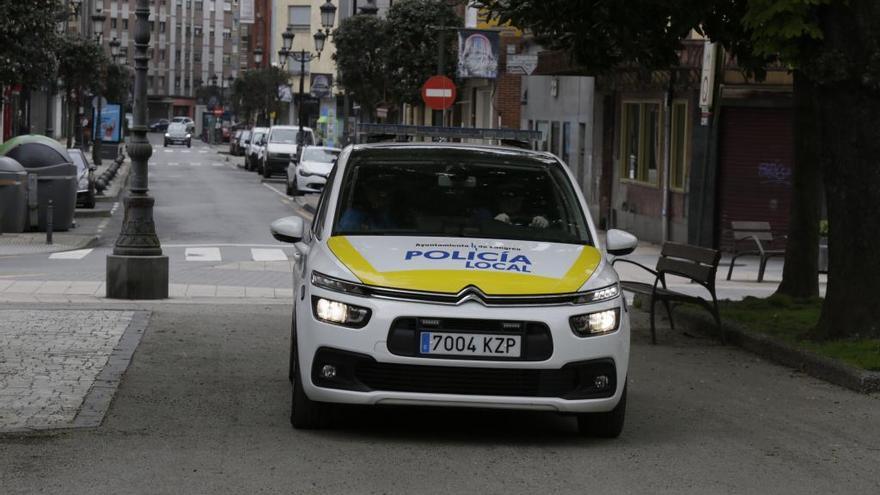 Un coche de la Policía Local en Langreo.
