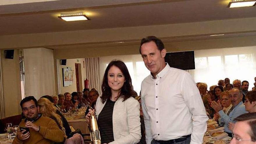 Andrea Levy, junto a José Manuel Rodríguez, con la lámpara de mina que le regaló el PP de Mieres.