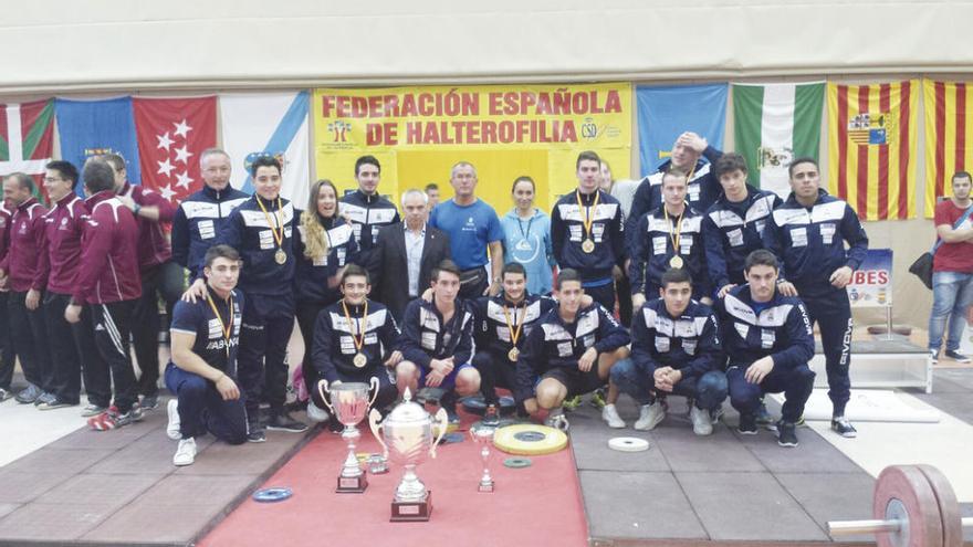 El Club Halterofilia Coruña posa con la Copa del Rey y el resto de trofeos logrados el pasado fin de semana.