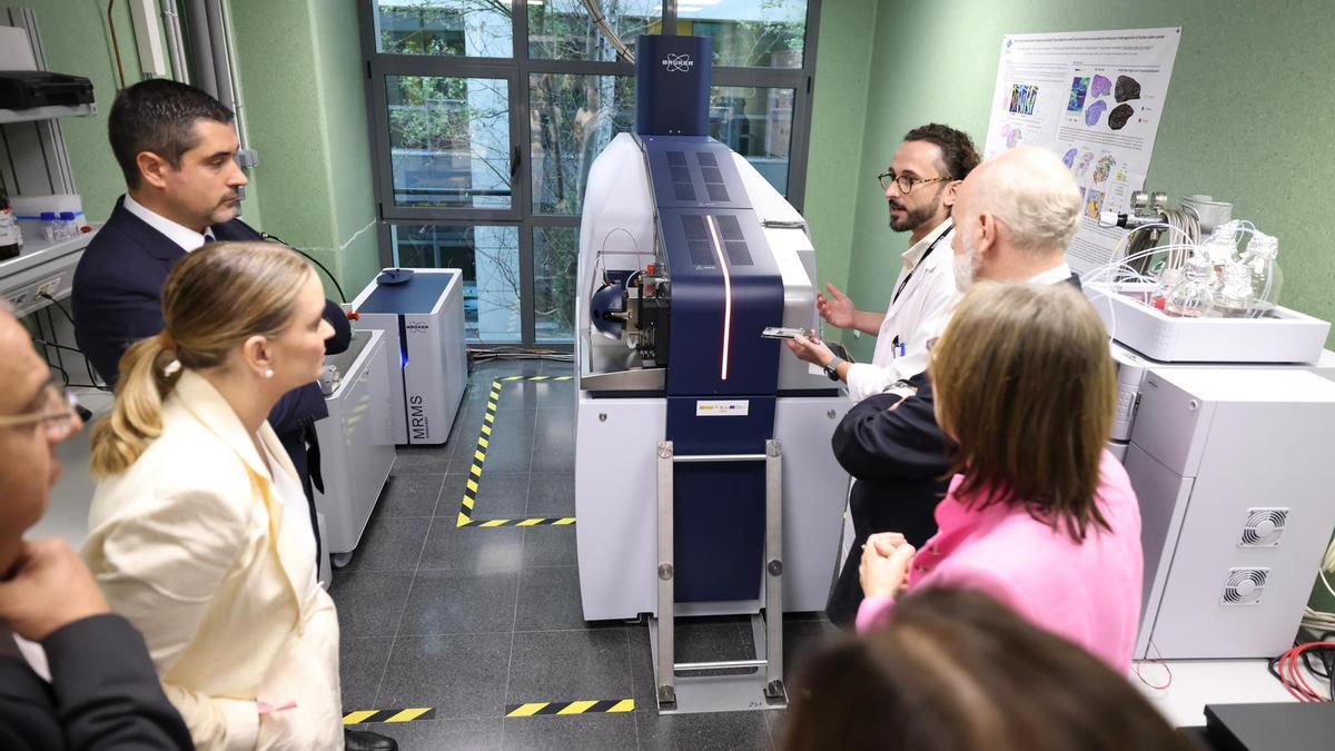 La presidenta en la visita al espectrómetro de masas de ultraalta resolución por resonancia magnética, en Son Espases.