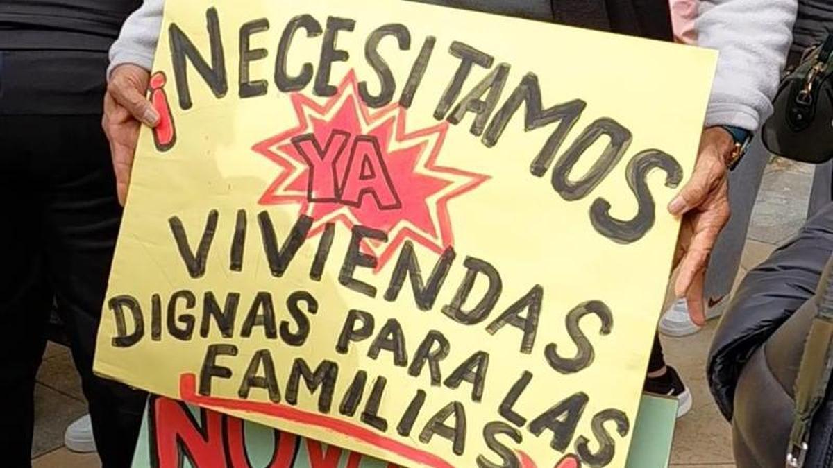 Tres vecinos y seis policías asistidos por inhalación de humo en un incendio que afecta a cinco viviendas en el barrio Miguel Hernández de Alicante