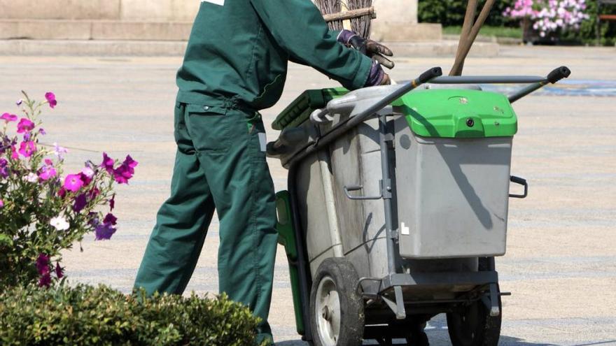 Orihuela Costa se queda sin refuerzo de limpieza viaria en Semana Santa