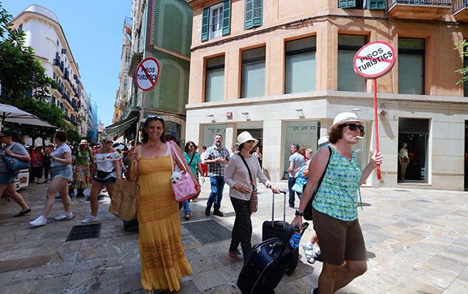 Rund 200 Personen haben am Samstag (20.5.) in Palma gegen die Folgen des Massentourismus demonstriert.