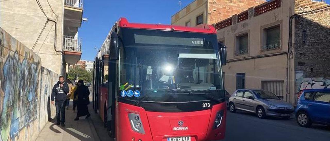 La renovada línea de autobús, presentada por el conseller Arcadi España, ha conllevado la renovación de vehículos.