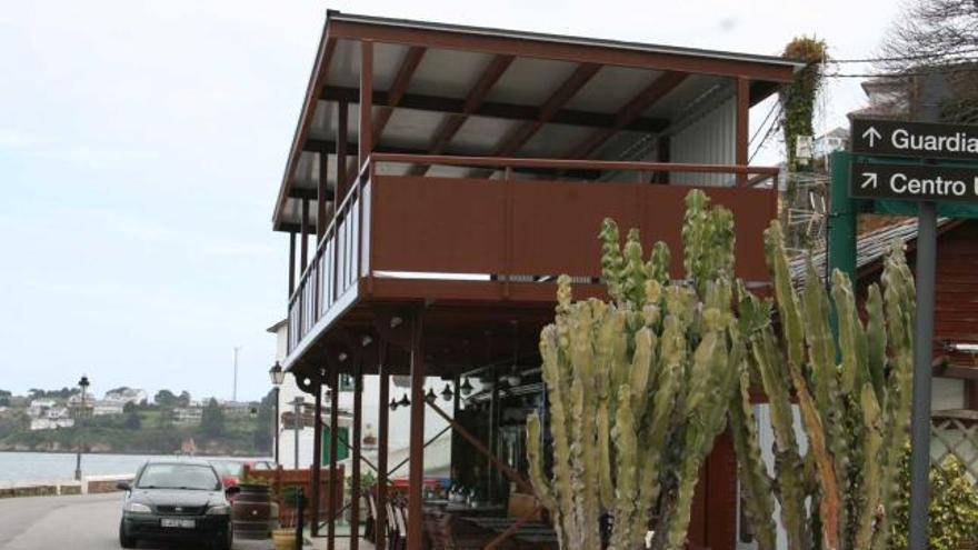 La terraza que acaba de construirse en el muelle de Castropol.