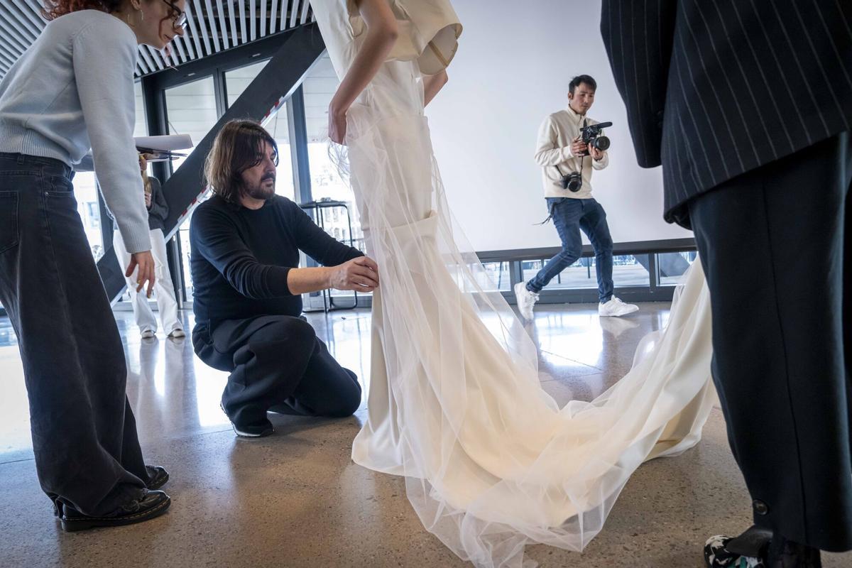 El diseñador de alta costura Stéphane Rolland, en la prueba con una alumna.