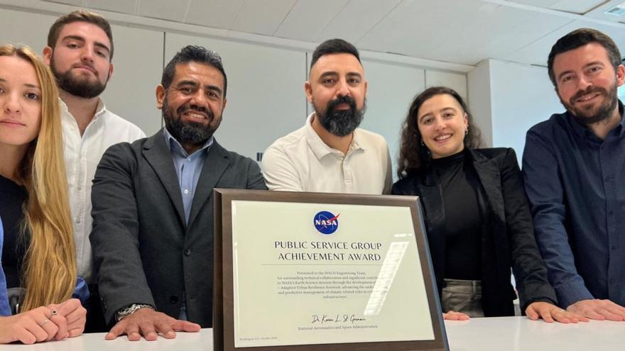 Álvaro Lalín Rodríguez (segundo por la izquierda) junto al resto del equipo de Ineco y el reconocimiento de la NASA.