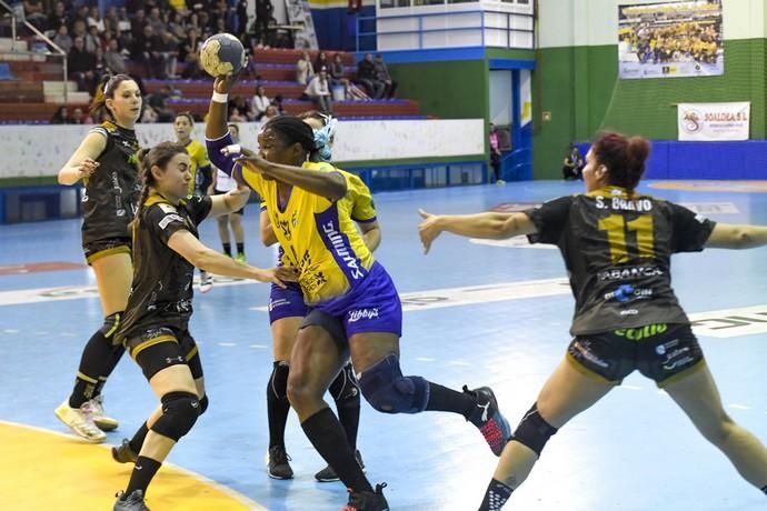 26-02-20 DEPORTES. PABELLON DE LAS REMUDAS. BARRIO DE LAS REMUDAS. TELDE. Partido de balonmano femenino entre el Remudas Rocasa y el Guardés disputado en Pabelloon Antonio Moreno del barrio teldense de Las Remudas.    Fotos: Juan Castro.  | 26/02/2020 | Fotógrafo: Juan Carlos Castro