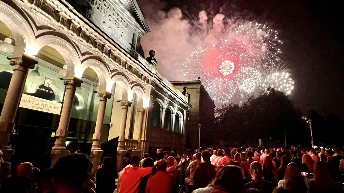 Espectadores en el Muro de San Lorenzo, en un momento de los Fuegos, el pasado verano.