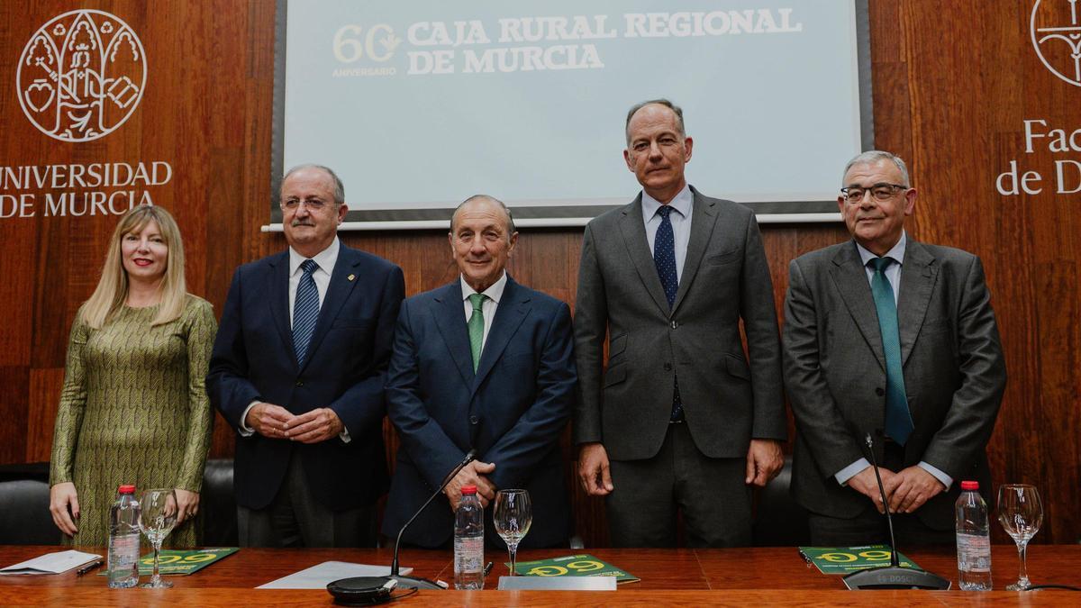 Presentación del libro 'De punta a punta. Un paseo por la Región de Murcia' que tuvo lugar en el Salón de Grados de la Facultad de Derecho de la UMU.