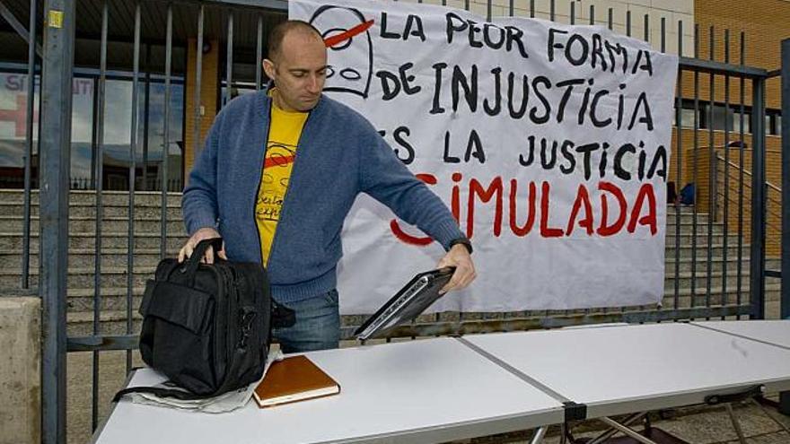 Santiago durante la protesta que protagonizó a las puertas del centro cuando fue suspendido.