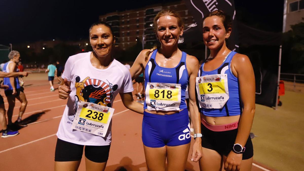 Lisa Esquivel, tercera, Raquel Hernández, primera, e Irene Cabrera, segunda, tras acabar la Nocturna Trotacalles.