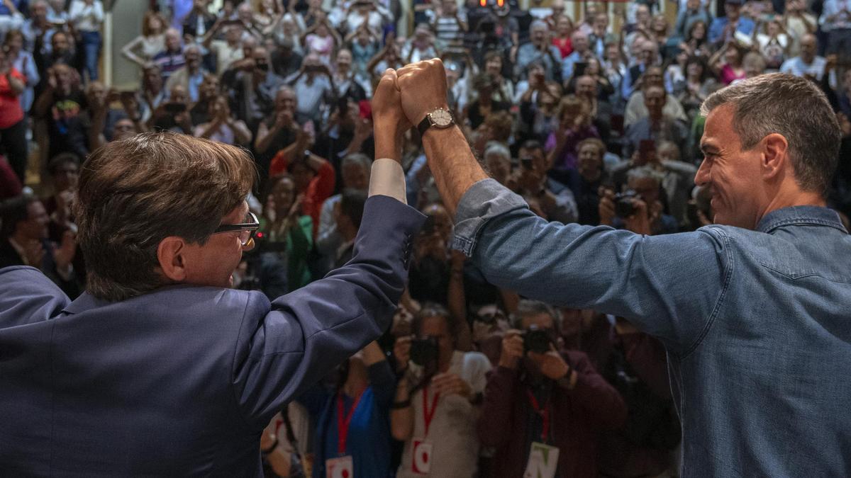 Wahlsieger Salvador Illa und Ministerpräsident Pedro Sánchez bei einer Wahlkampfveranstaltung in Katalonien.