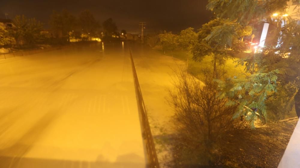 El agua se desborda en Puente del Rey