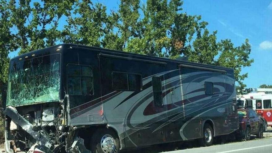 Un camión impactó contra el vehículo de las jóvenes y lo lanzó contra una autocaravana. // Miami Herald