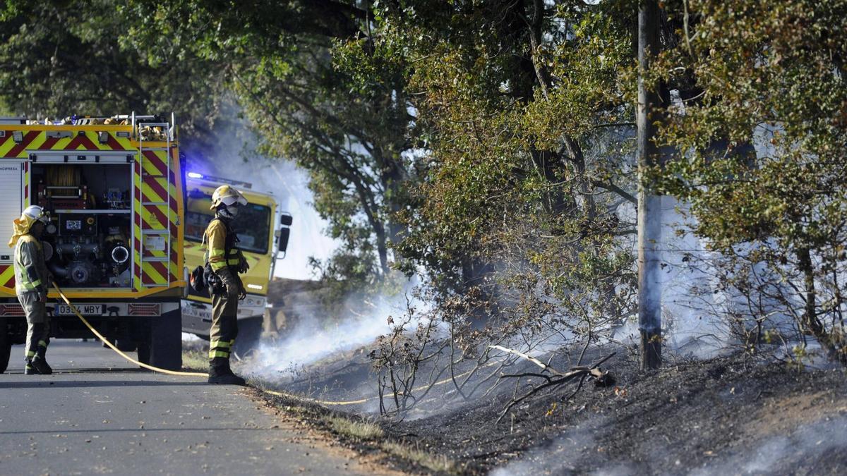 Bomberos forestales en un incendio en Ponte en octubre de 2025.
