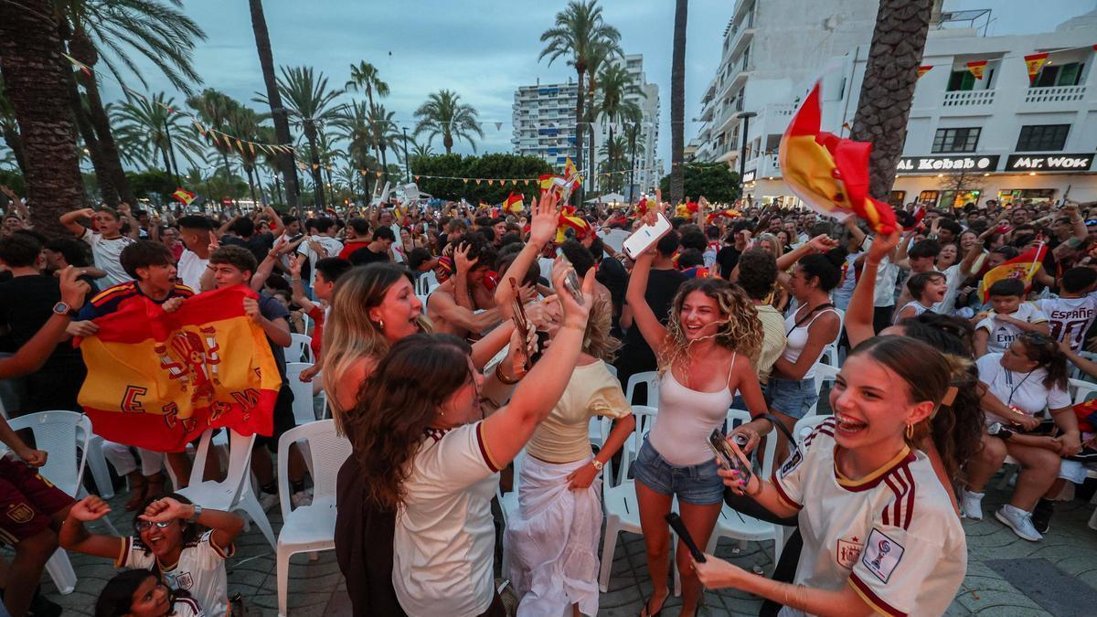 El público disfruta de la victoria de España en la semifinal del Mundial.