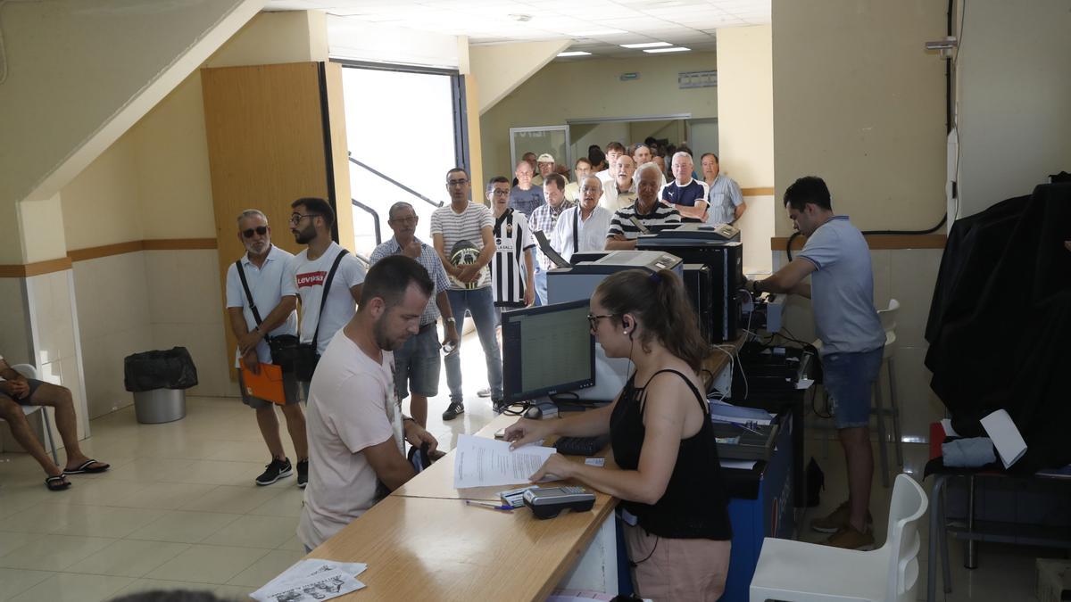 Aficionados del Castellón adquiriendo el abono de la temporada 2021-2022