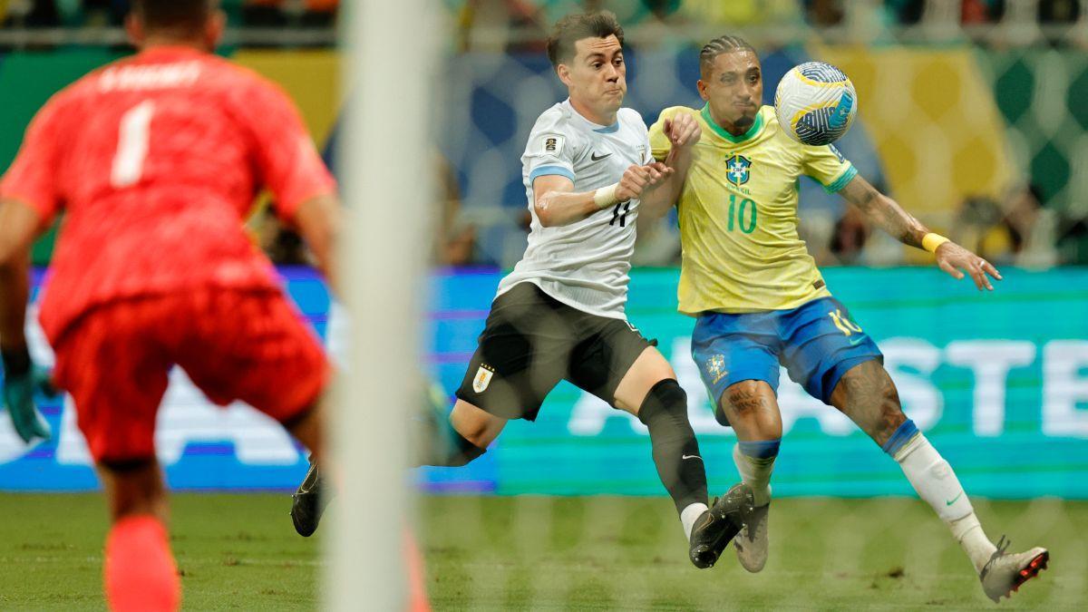 Raphinha disputa el balón con el uruguayo Facundo Pellistri