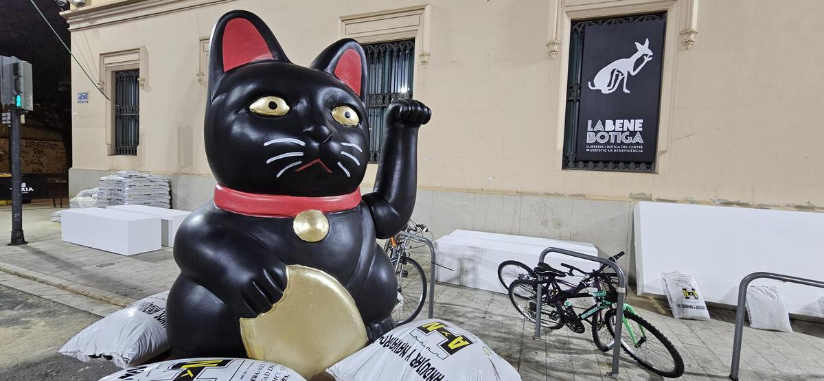 El gato negro de Manolo Martín y Escif ya asoma por la falla Corona