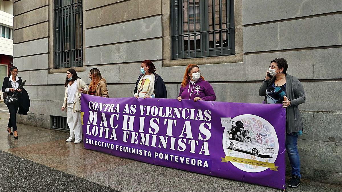 Participantes en la protesta de ayer ante la Audiencia. |   // RAFA VÁZQUEZ