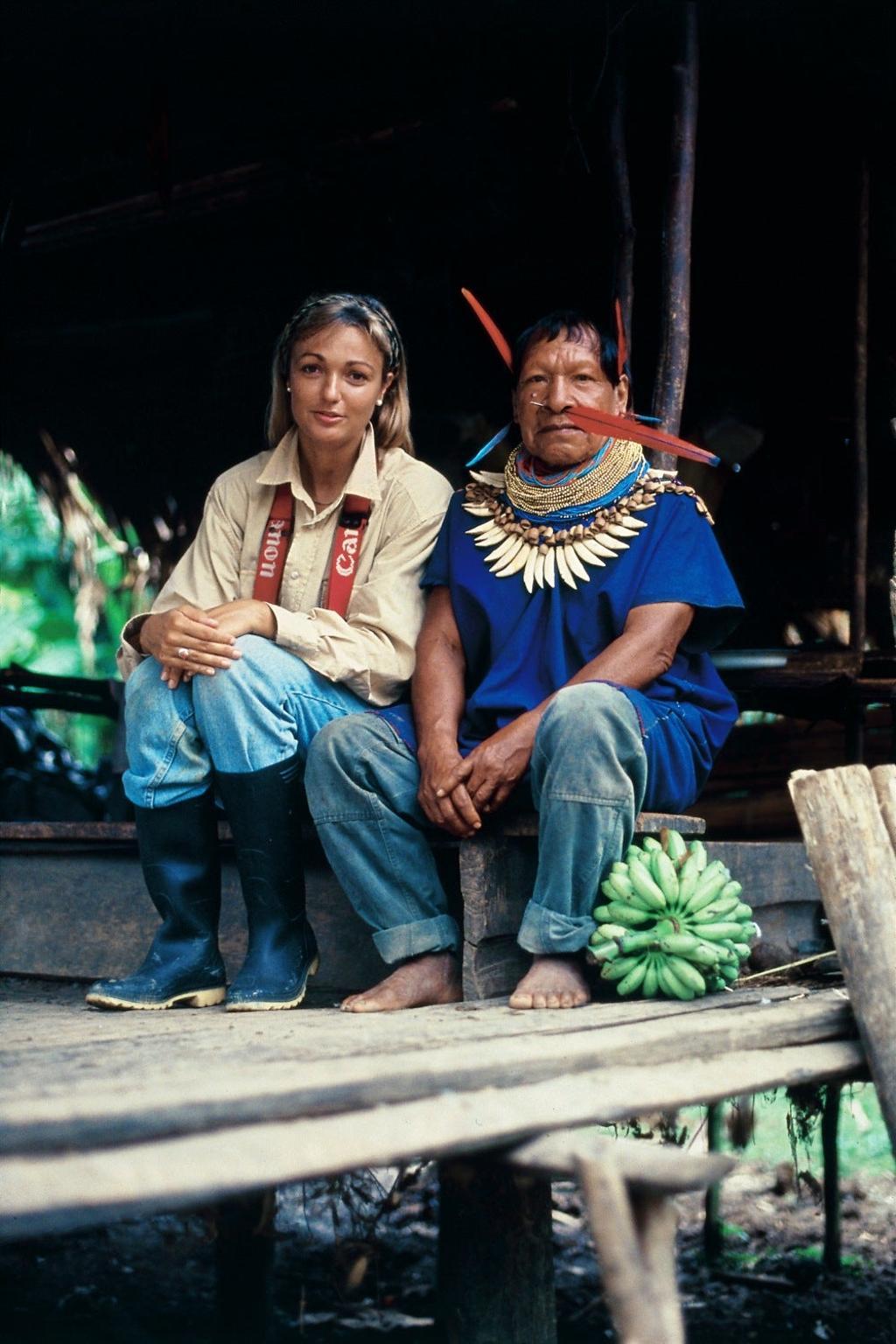 Ecuador. En la Amazonía ecuatoriana con un jefe de una tribu local. En esta zona viven nueve grupos indígenas diferentes.
