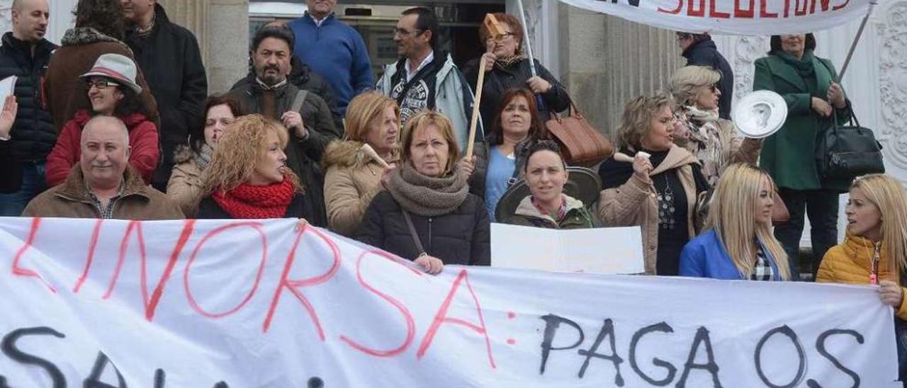 Trabajadoras de Linorsa, última gran empresa en entrar en concursoen abril, en una protesta. // R. Vázquez