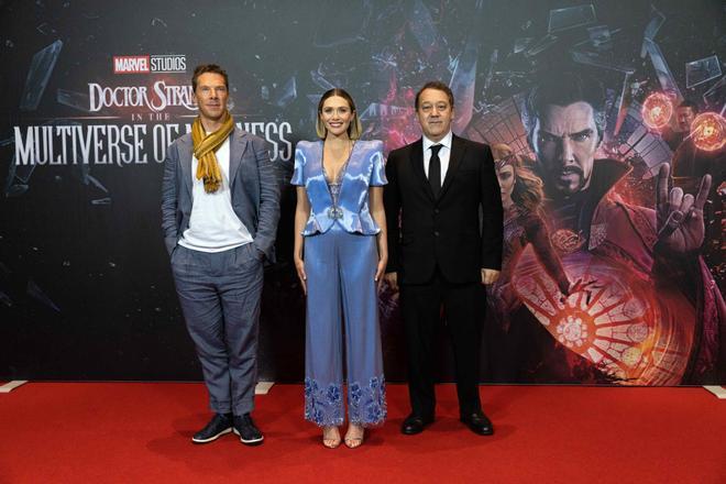 Benedict Cumberbatch, Elizabeth Olsen y Sam Raimi en el estreno de la última película de 'Dr. Strange'