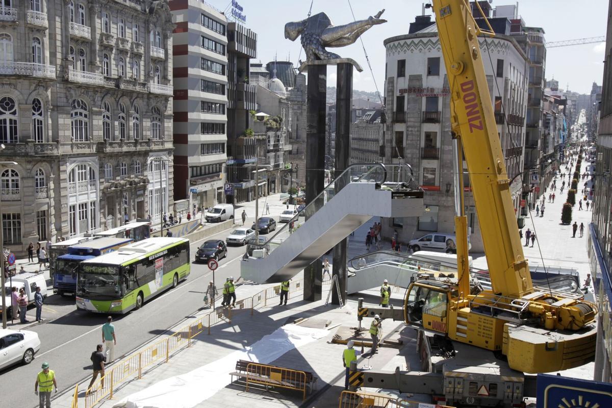 Instalación de la primera escalera mecánica al aire libre de Vigo en la Porta do Sol