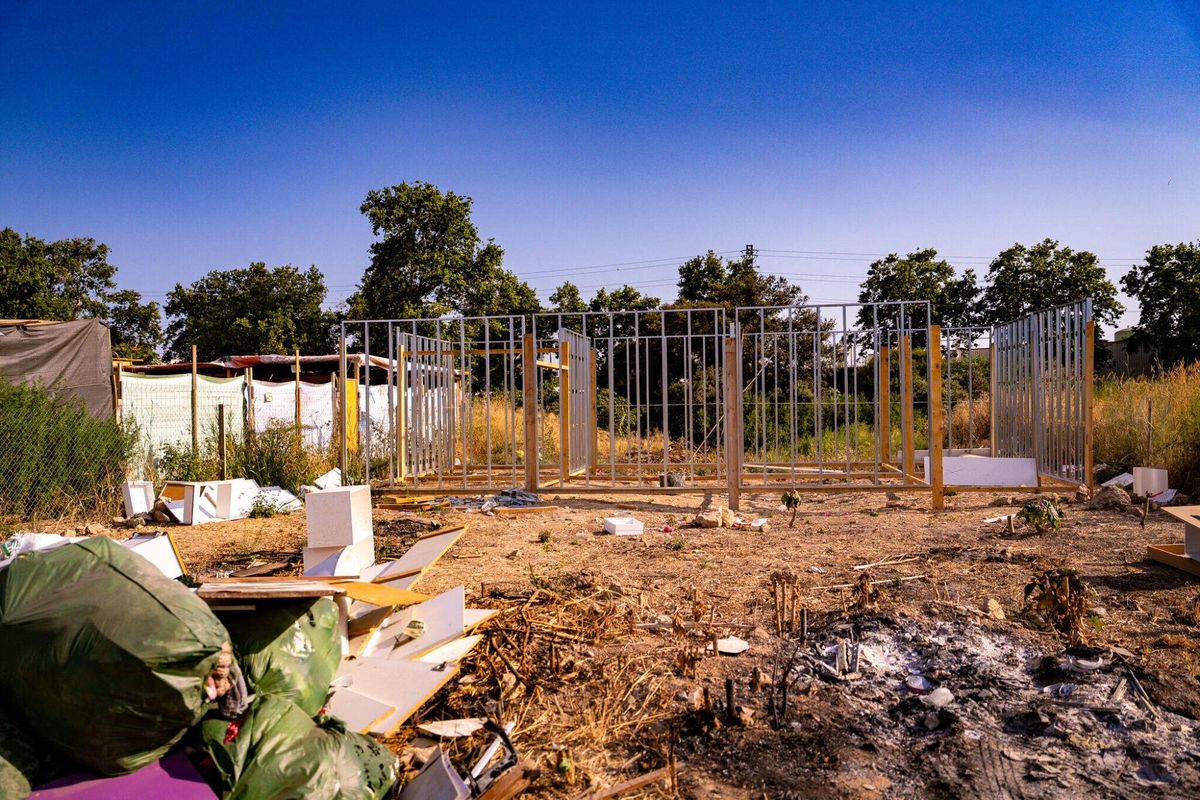 El 1 de julio de 2025, un día después del incendio en la zona de barracas cercana al Port de Barcelona, se observa el inicio de la construcción de una futura vivienda. Una estructura de casa precaria comienza a levantarse, a pocos metros de donde el fuego alcanzó su límite el día anterior.