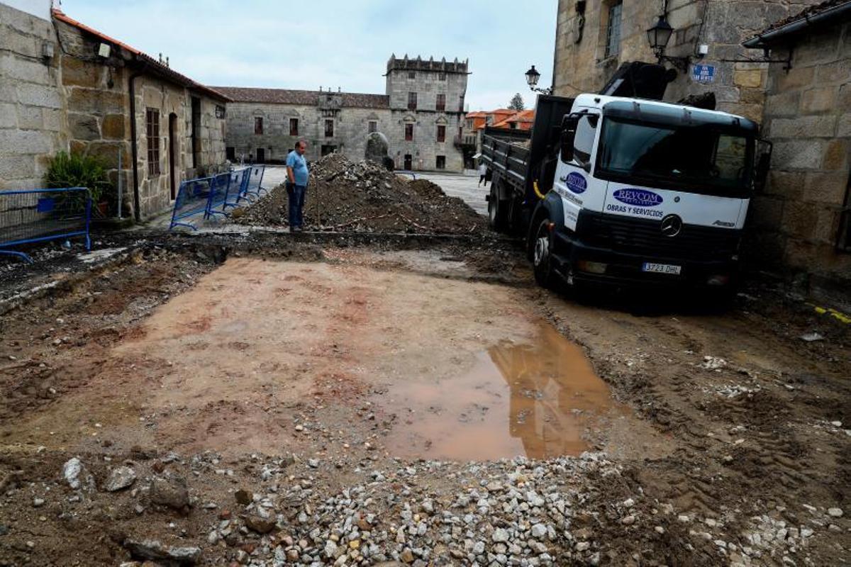 Sindo Mosteiro y Antonio Castro, junto a la antigua calzada que pasaba por Fefiñáns. |   // IÑAKI ABELLA