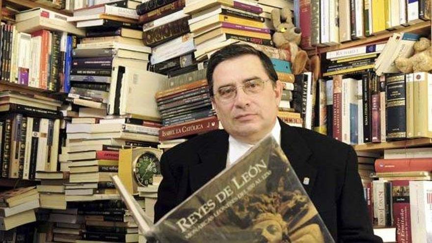 El historiador José María Manuel García-Osuna, rodeado de libros.