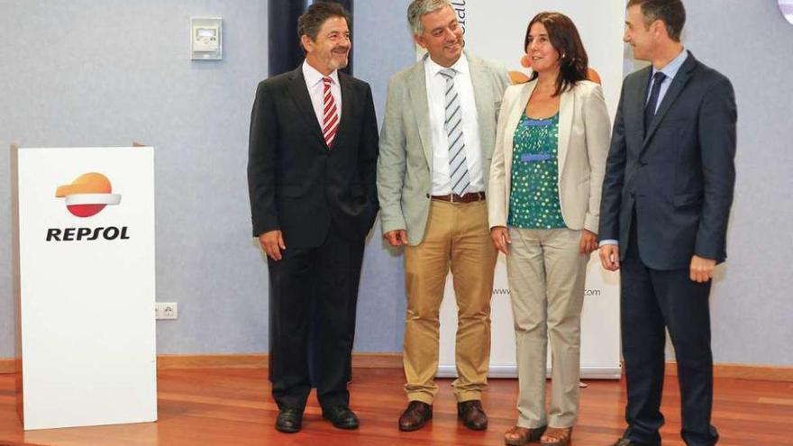 Javier Inclán, Valentín García, Olivia Rodríguez e o director da refinería, Luis Llamas.