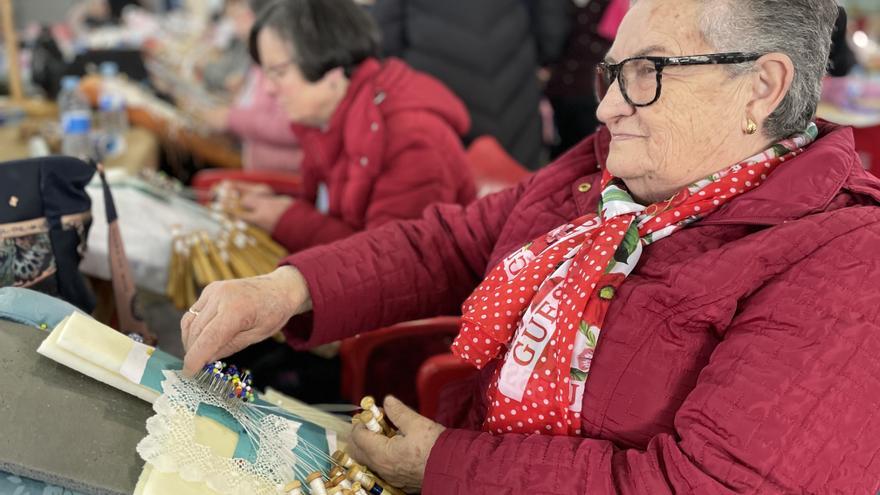 El bolillo encaja en Mieres: mil bordadoras de toda España se dan cita en el recinto ferial