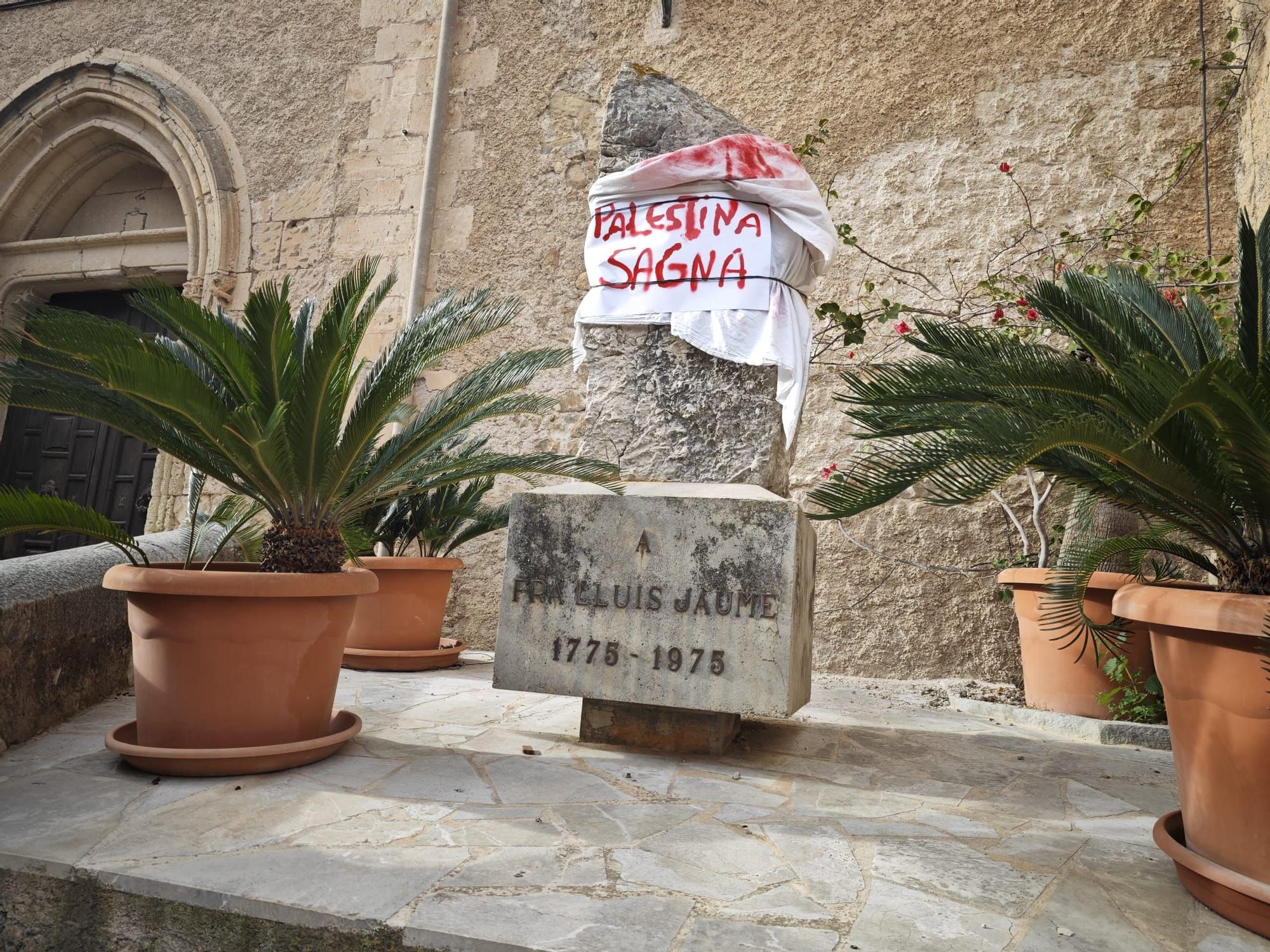 Esculturas de toda Mallorca amanecen con carteles a favor de Palestina: "Paremos el genocidio"