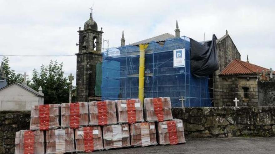 La iglesia de Caleiro, en Vilanova de Arousa, se encuentra seriamente deteriorada.  // Noé Parga