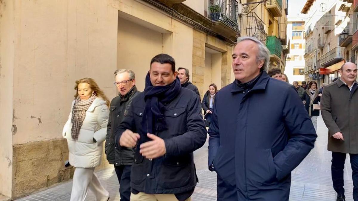 El alcalde de Zaragoza y presidente del PP de Aragón, Jorge Azcón, con el candidato popular a la alcaldía de Alcañiz.