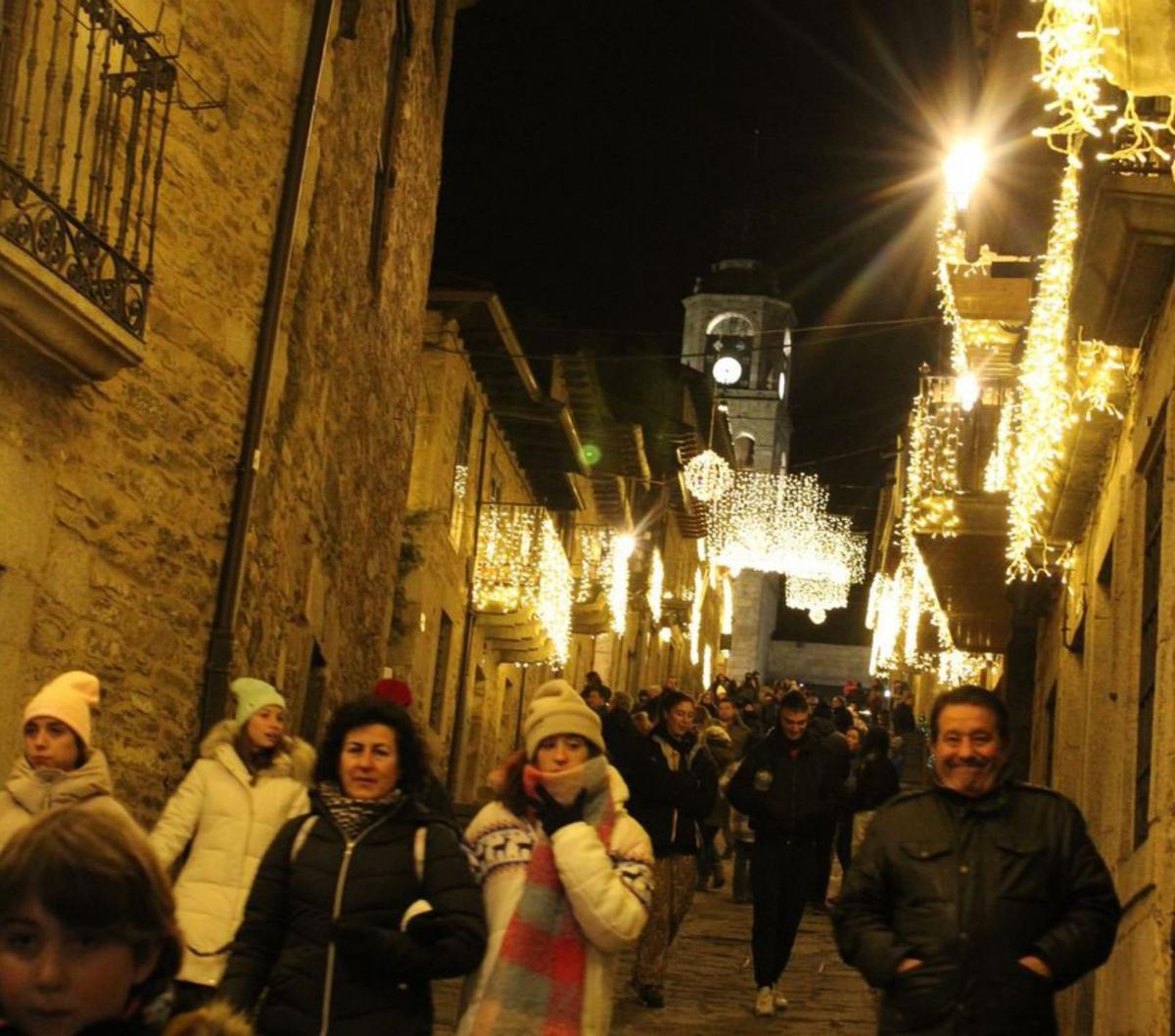 Vecinos y turistas pasean por una de las calles del casco antiguo de Puebla. | A. S.