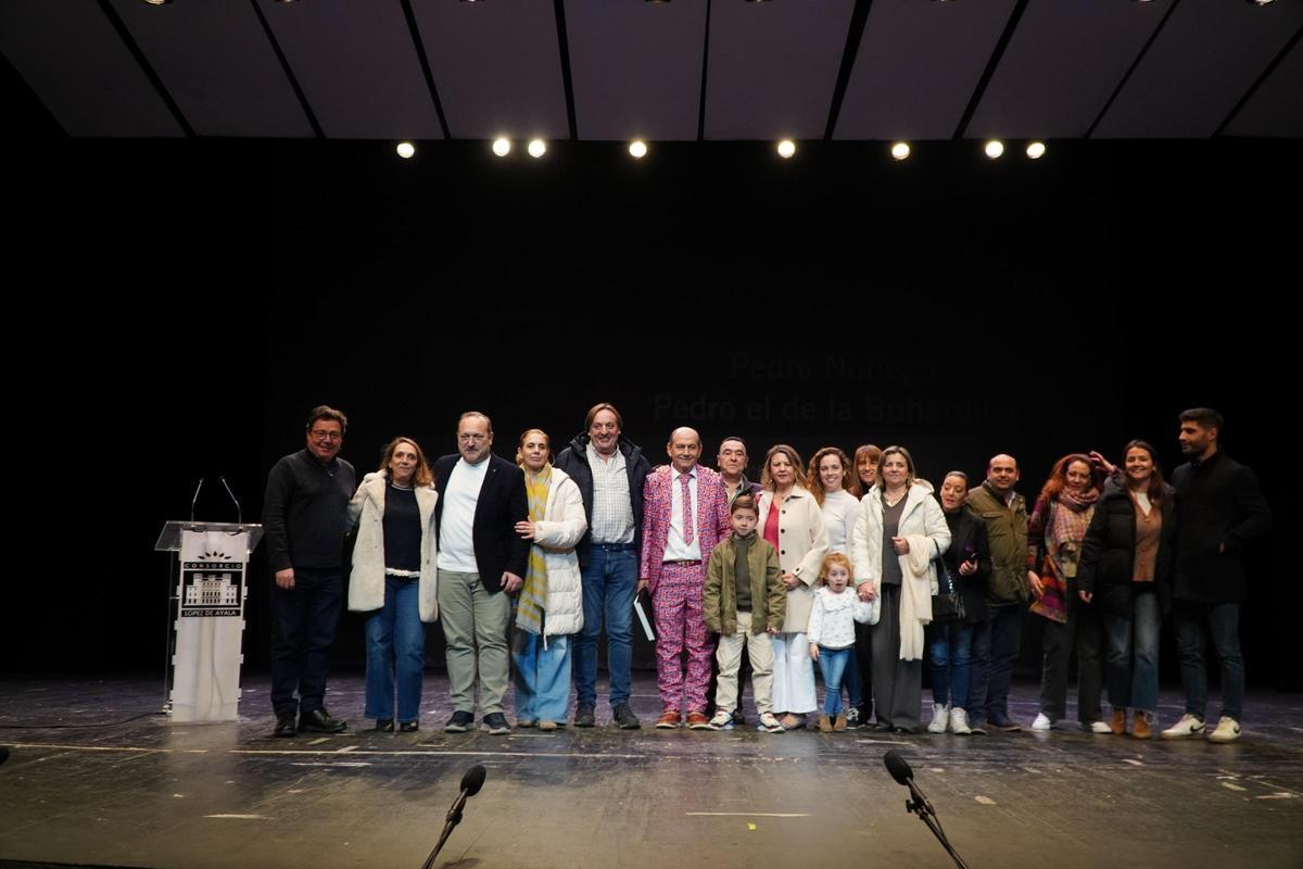 Pedro Noriega en el escenario del teatro López de Ayala junto a sus seres queridos y fmailiares