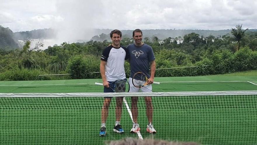 Casper Ruud y Rafa Nadal posan con las cataratas de Iguazú a su espalda