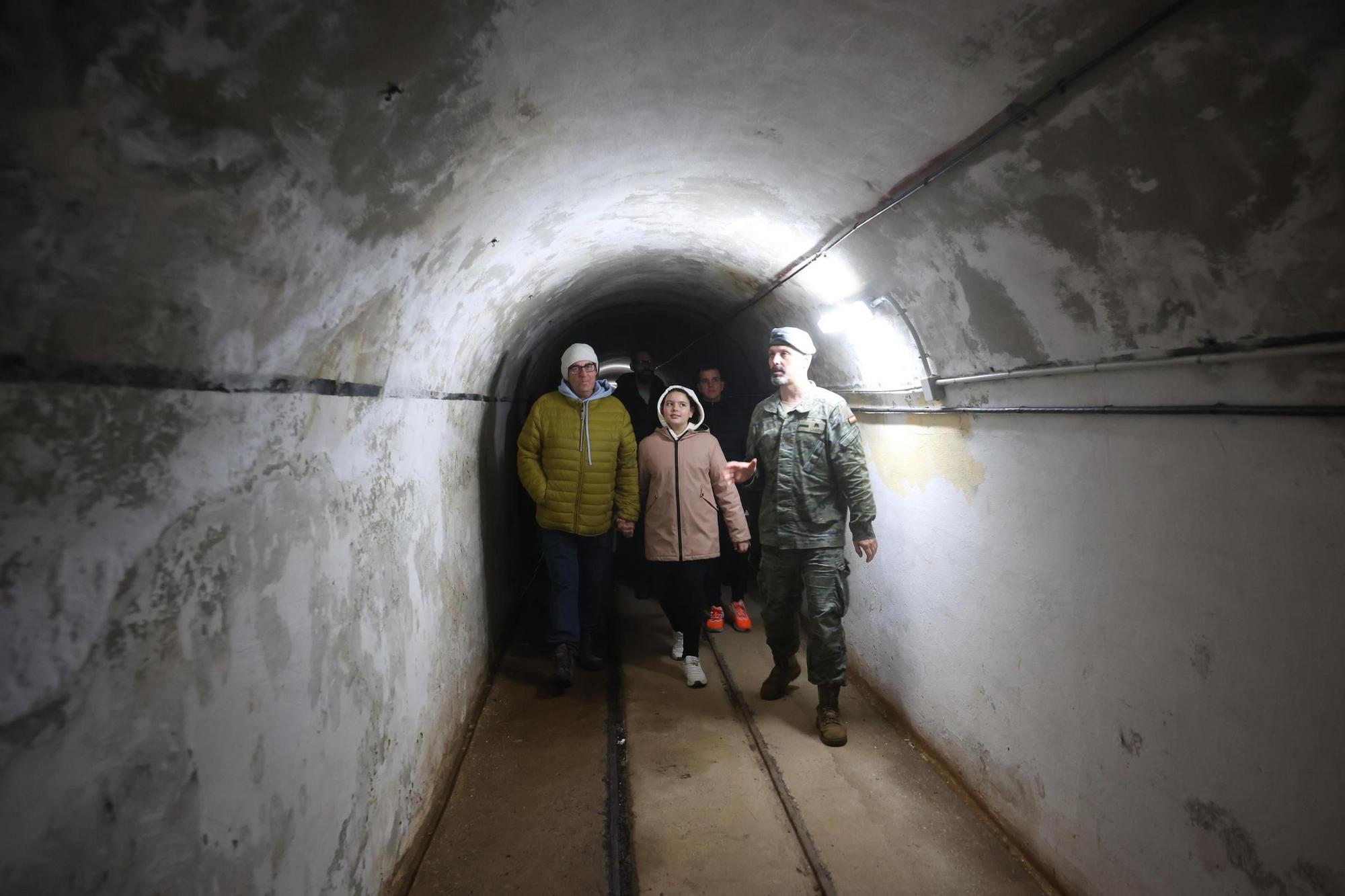 Participantres en las visitas organizadas por Pinchanogrove en la batería militar de Puerto Cuaces.