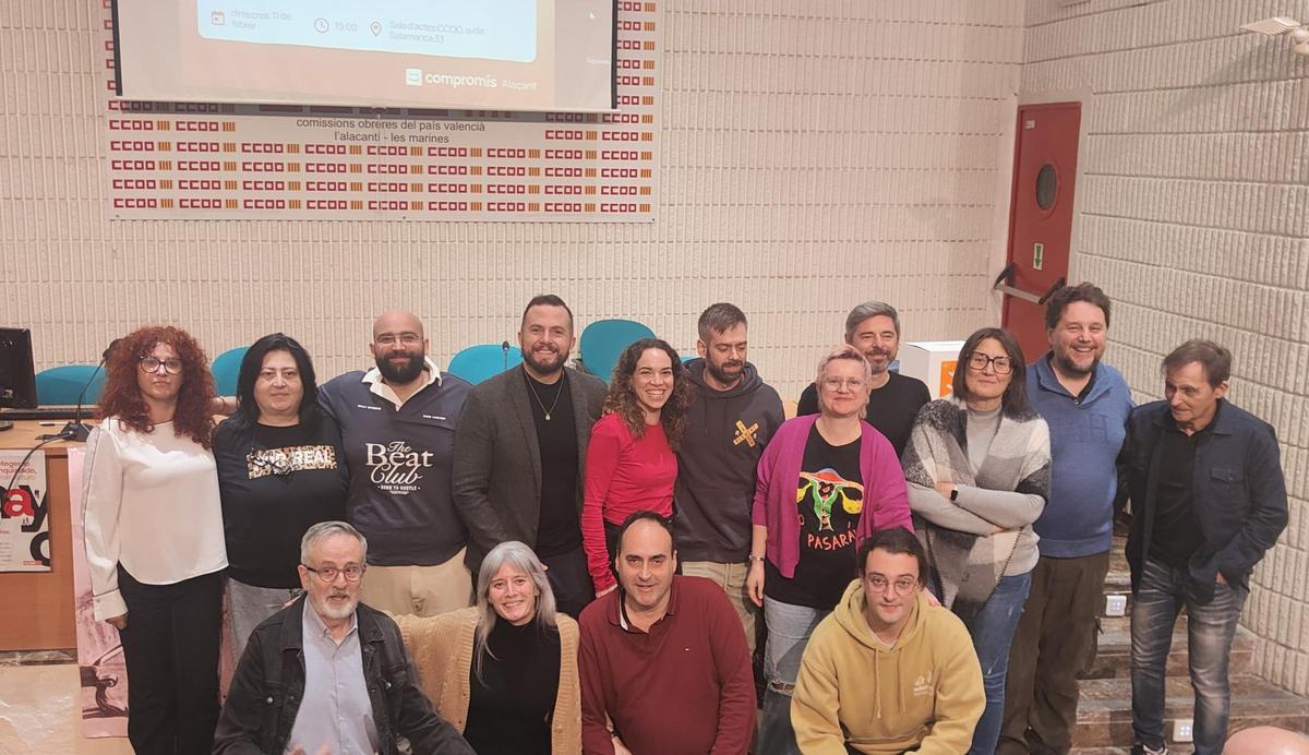 Imatge després de l’assemblea local de Compromís a Alacant, amb els regidors Rafa Mas i Sara Llobell en el centre