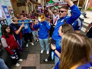Los aficionados del Oviedo van animando la previa en Eibar