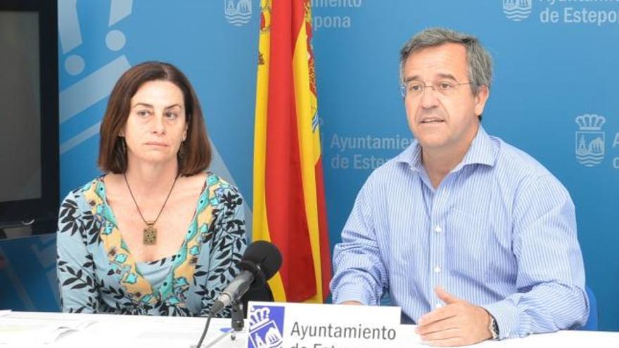 La directora del parque Selwo Aventura, María José Marañón, y el alcalde de Estepona, José María Martín Urbano.