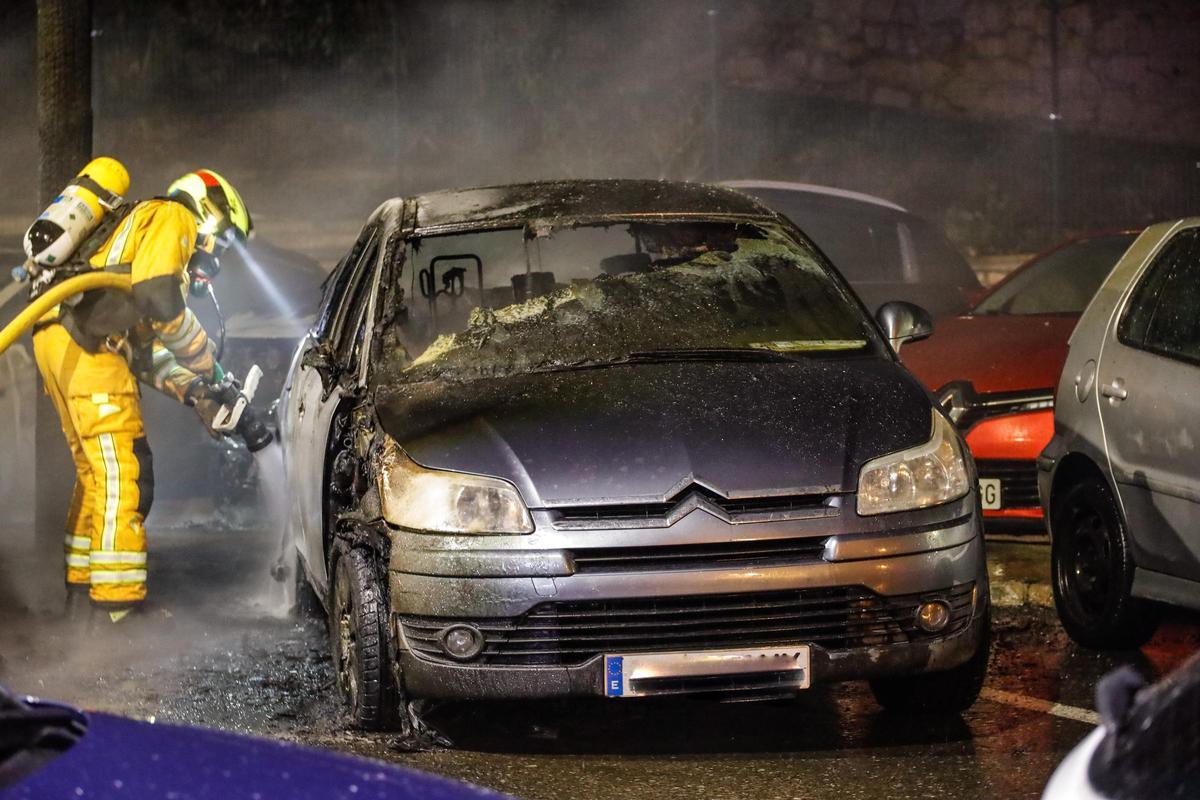 Imágenes del incendio de coches en Alcoy