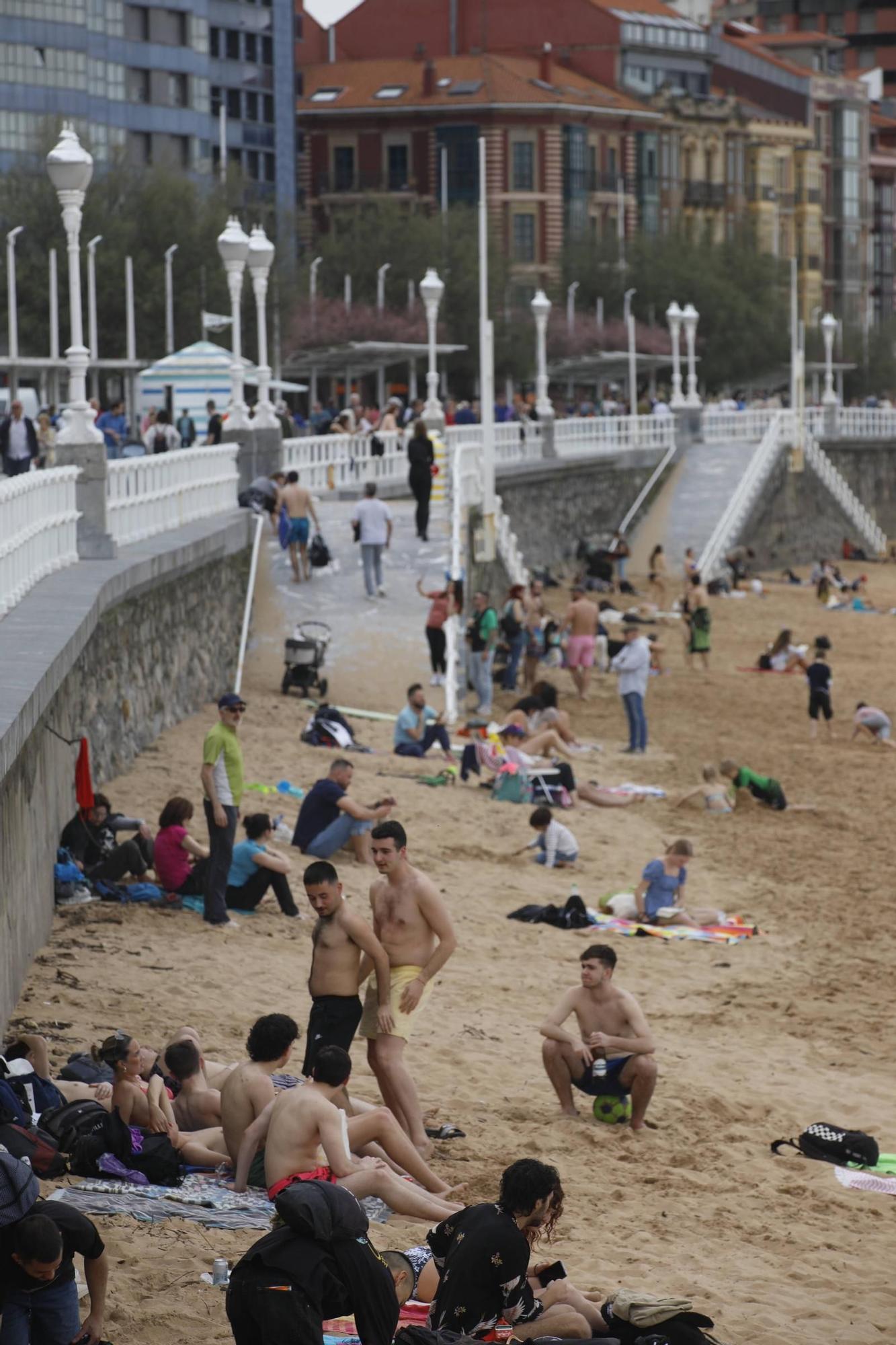 Gijón disfruta del calor primaveral (en imágenes)