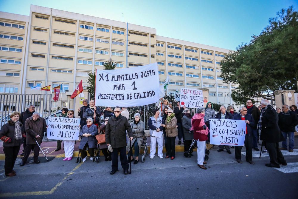 Los 165 residentes del centro de mayores dependientes llevan desde junio sin servicio médico y han pedido a la Generalitat que cubra la vacante